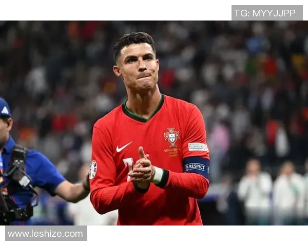 假扮足球球星引发身份风波真假难辨引人深思